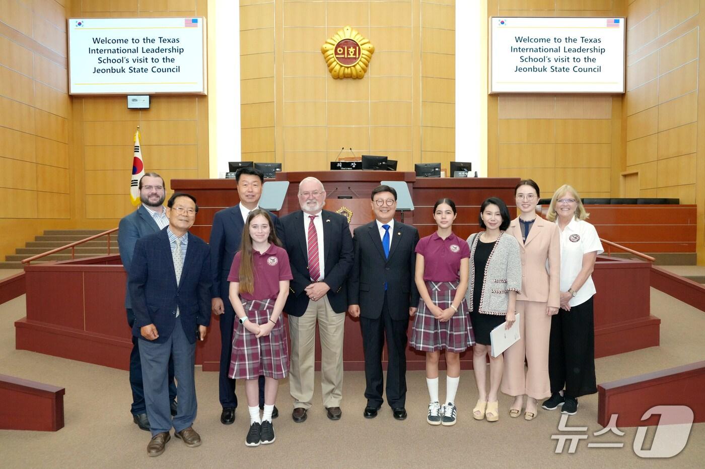 20일 문승우 전북도의장(오른쪽 다섯번째)이 도의회를 방문한 에디 컨거 미국 텍사스 국제리더십재단 이사장(오른쪽 여섯번째)과 본회의장에서 기념촬영을 하고 있다.(의회제공. 재판매 및 DB금지)2025.6.10/뉴스1