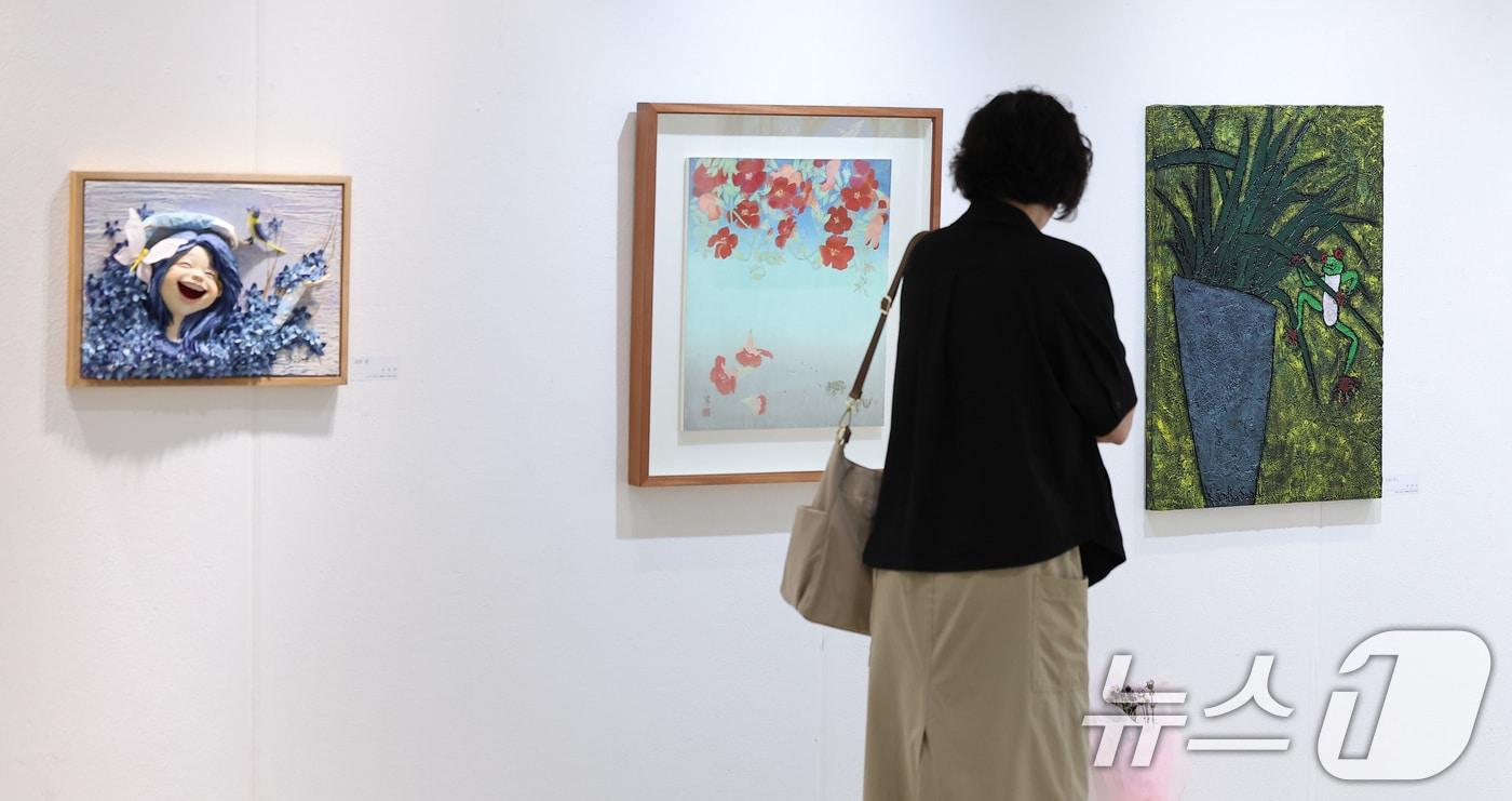 '2025 더 고가 서울국제아트페어 페스티벌'에서 시민들이 작품을 바라보고 있다. (사진은 기사 내용과 무관함) / 뉴스1 ⓒ News1 김성진 기자