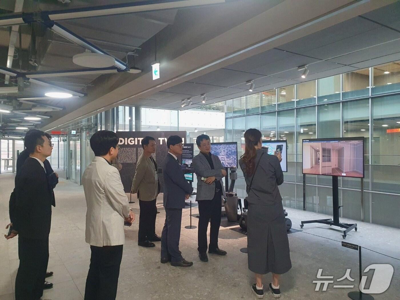 본문 이미지 - 변광용 거제시장이 경기도 성남에 위치한 네이버 클라우드를 방문해 거제기업혁신파크 투자 유치 및 상호 협력을 요청하고 있다.(거제시 제공. 재판매 및 DB금지)