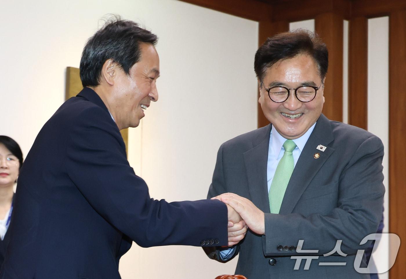 우원식 국회의장이 지난 10일 오후 서울 여의도 국회를 찾은 우상호 정무수석을 접견하고 있다. 2025.6.10/뉴스1 ⓒ News1 이광호 기자