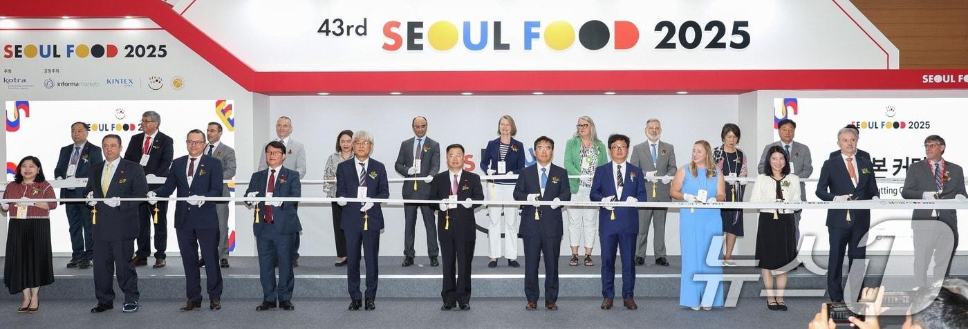 본문 이미지 - 경기 일산 킨텍스에서 열린 '2025 서울국제식품산업대전 개막식' 모습. (산업통상자원부 제공. 재판매 및 DB 금지) 2025.6.10/ 뉴스1