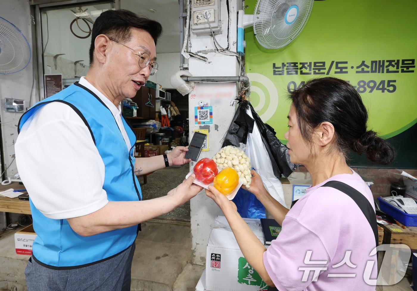 김제선 대전 중구청장이 지역화폐 '중구통(通)'의 정식 출시를 기념해 전통시장 장보기 행사를 하고 있다.  2025.6.10/뉴스1 ⓒ News1 김기태 기자