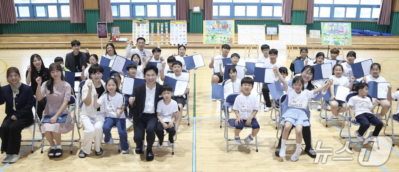 김대중 교육감과 조도초 학생들이 교내 시낭송 행사를 마친 뒤 함께 기념사진을 촬영하고 있다.(전남교육청 제공, 재판매 및 DB금지) 