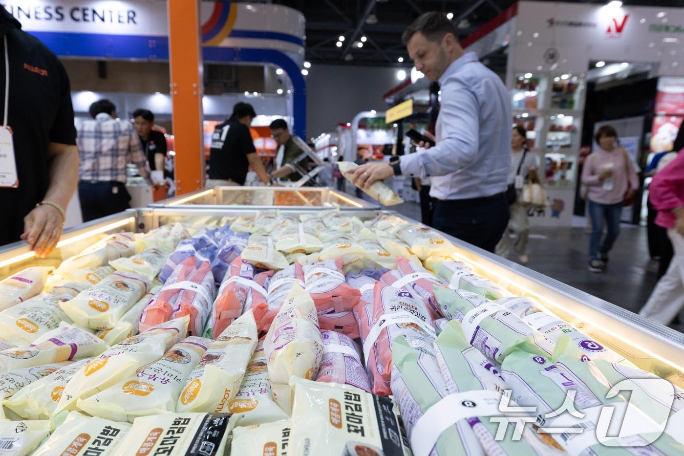지난 6월 경기 고양시 킨텍스에서 열린 &#39;서울푸드 2025&#39;에 냉동김밥이 전시돼 있다. /뉴스1 ⓒ News1 