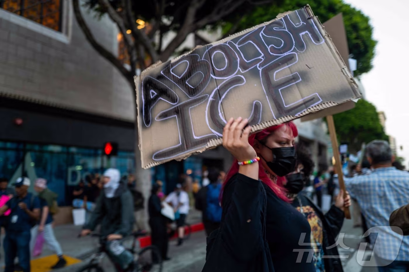 본문 이미지 - 지난해 6월 미국 캘리포니아 LA에서 이민세관단속국(ICE)의 대규모 불법 이민자 체포에 반발한 시위가 벌어지고 있다. 2025.06.09 ⓒ AFP=뉴스1