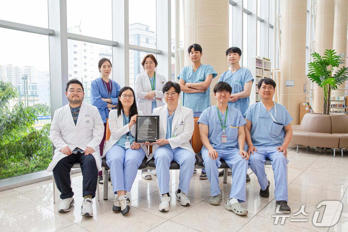 부산대병원 에크모 팀이 세계에크모학회로부터 플래티넘 센터 인증을 받은 뒤 기념사진을 찍고 있다.(부산대병원 제공. 재판매 및 DB 금지)