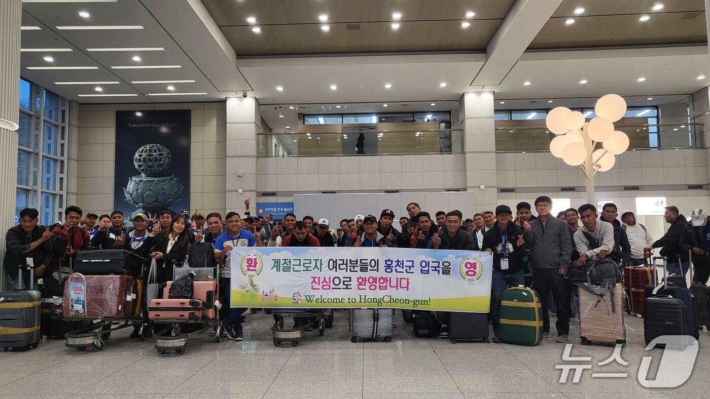 필리핀‧베트남 계절근로자.(홍천군 제공. 재판매 및 DB금지)/뉴스1