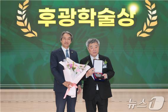 본문 이미지 - 한홍구 성공회대 석좌교수(오른쪽)이 이근배 전남대 총장으로부터 제18회 후광학술상을 수상받고 있다.(전남대 제공. 재배포 및 DB 금지)