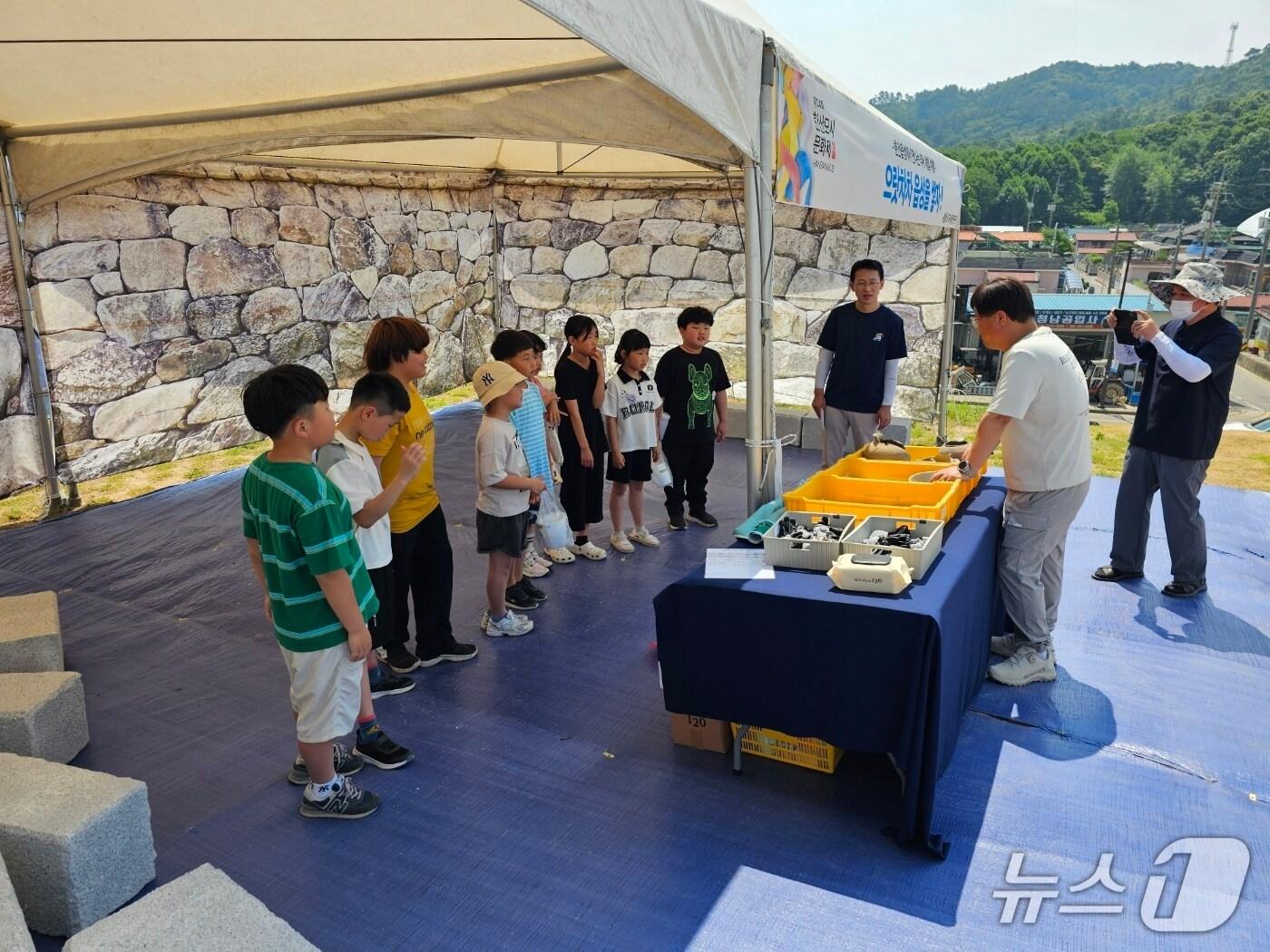 본문 이미지 - 한산모시문화제 ‘국가유산 체험프로그램’ 체험 모습.&#40;서천군 제공 .재판매 및 DB금지&#41;/뉴스1