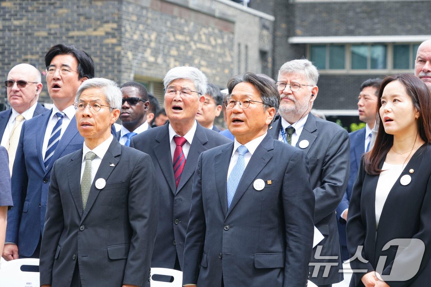 강기정 광주시장이 10일 서울 용산구 민주화운동기념관(옛 남영동 대공분실)에서 열린 ‘제38주년 6·10민주항쟁 기념식과 민주화운동기념관 개관식’에 참석해 민주주의 염원을 담은 노래 '그날이 오면'을 제창하고 있다.(광주시 제공. 재판매 및 DB 금지) 2025.6.10/뉴스1 