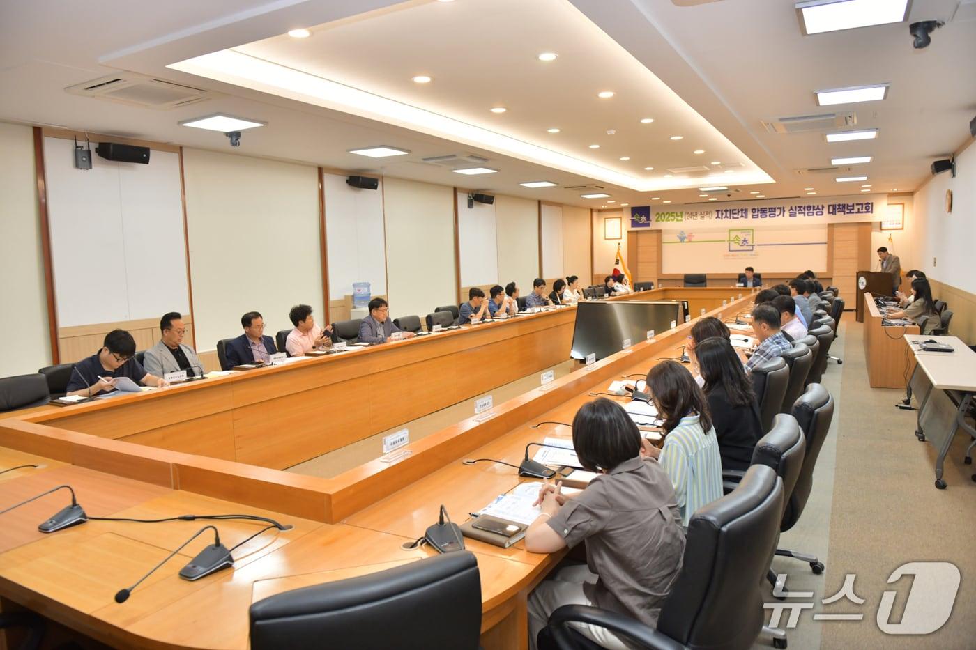 지난해 속초시 실적향상 대책보고회 당시.&#40;속초시 제공, 재판매 및 DB 금지&#41; 2025.6.10/뉴스1