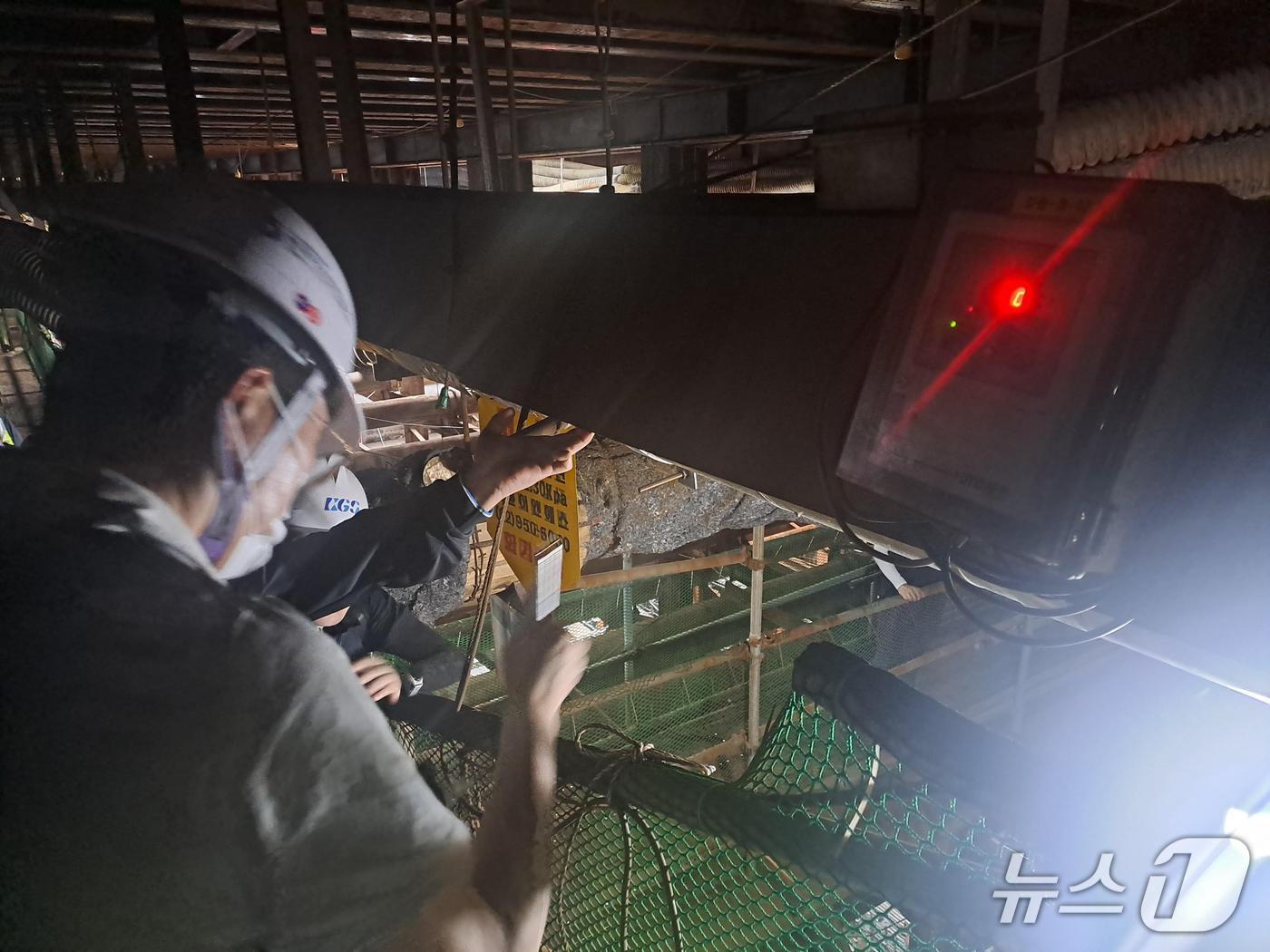 본문 이미지 - 굴착공사장 내 도시가스 배관 안전 점검 모습.(서울시 제공)