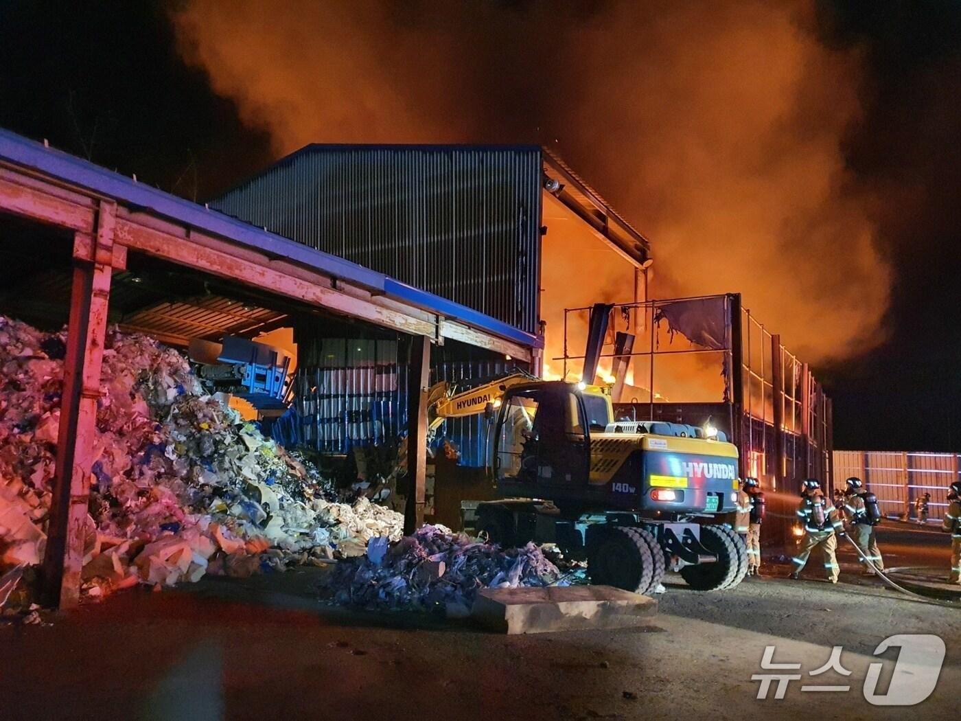본문 이미지 -  2021년 4월 군산의 한 자원순환시설서 발생한 화재 사진.(전북소방본부 제공. 재판매 및 DB금지)