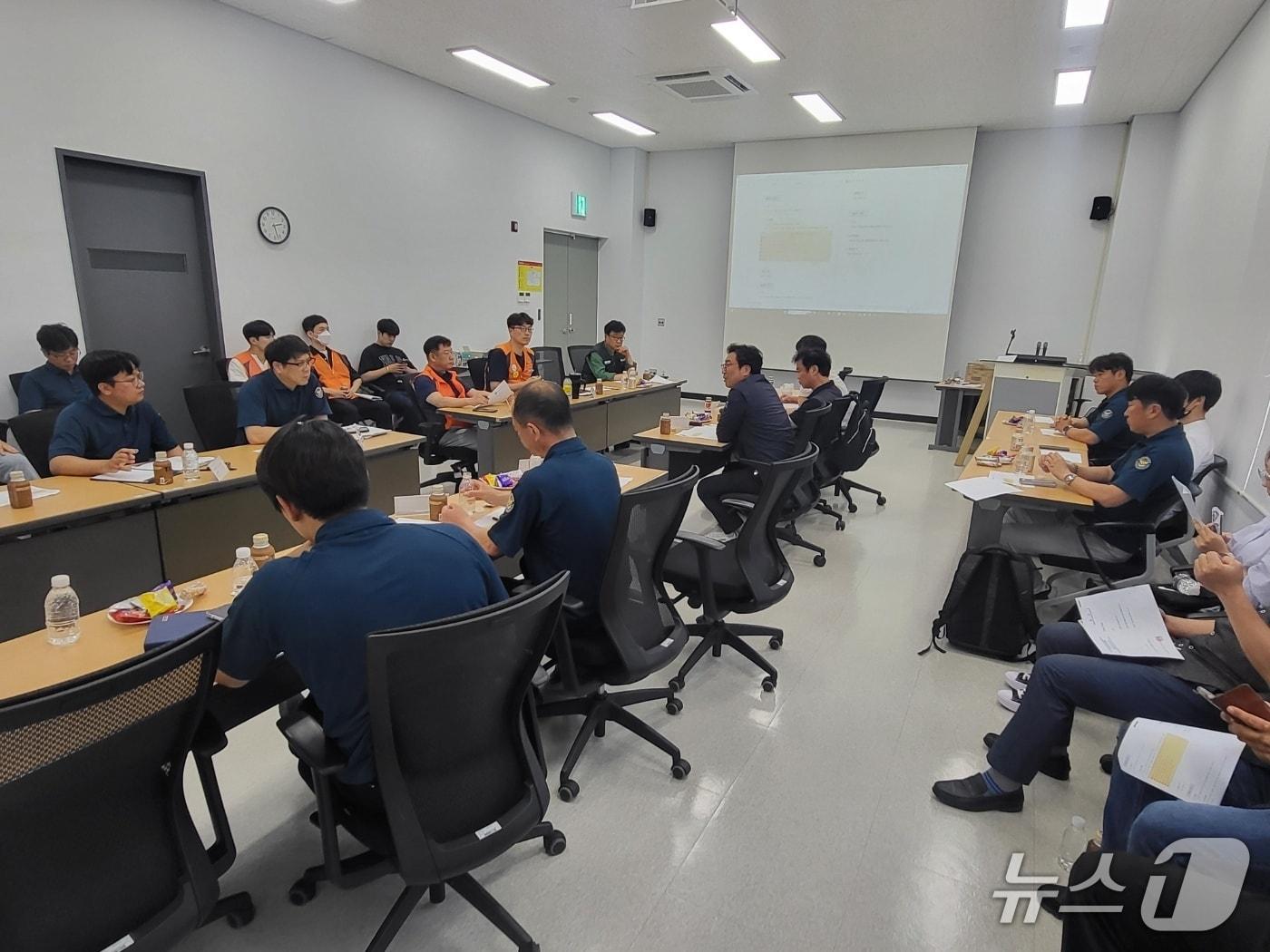 본문 이미지 - 항보연이 10일 울산항 5부두 신축경비동 회의실에서 회의를 하고 있다. &#40;항보연 제공. 재판매 및 DB 금지&#41;