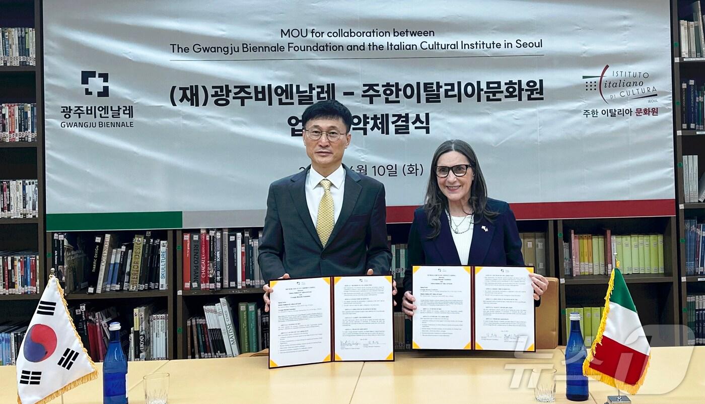 광주비엔날레 10일 주한이탈리아문화원과 협약. 왼쪽부터 김요성 광주비엔날레 사무처장, 미켈라 린다 마그리 주한이탈리아문화원장(광주비엔날레 제공. 재판매 및 DB금지) /뉴스1 