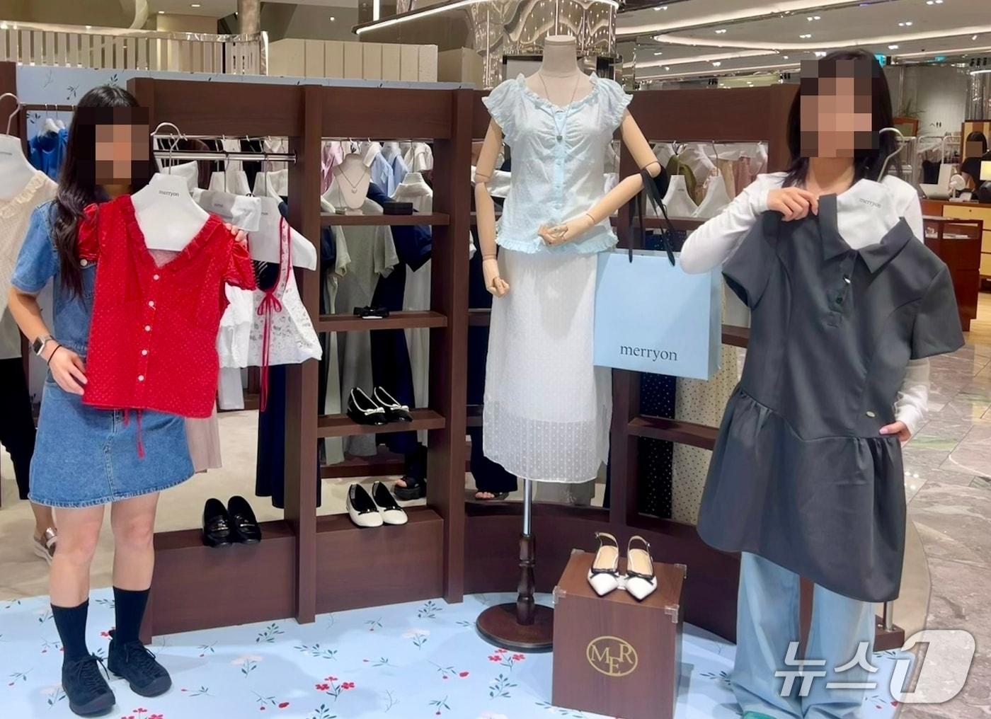 본문 이미지 - 신세계백화점 센텀시티 관계자들이 의류 브랜드 메리온의 옷들을 소개하고 있다.(신세계 센텀시티 제공. 재판매 및 DB 금지)