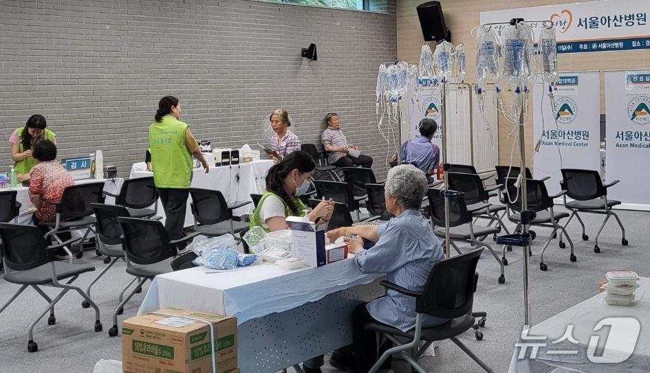 본문 이미지 - 서울아산병원 의료봉사팀이 10일 경북 고령군 쌍림면사무소 1층 대강당에서 의료봉사 활동을 펼치고 있다.(고령군 제공. 재판매 및 DB금지)/뉴스1