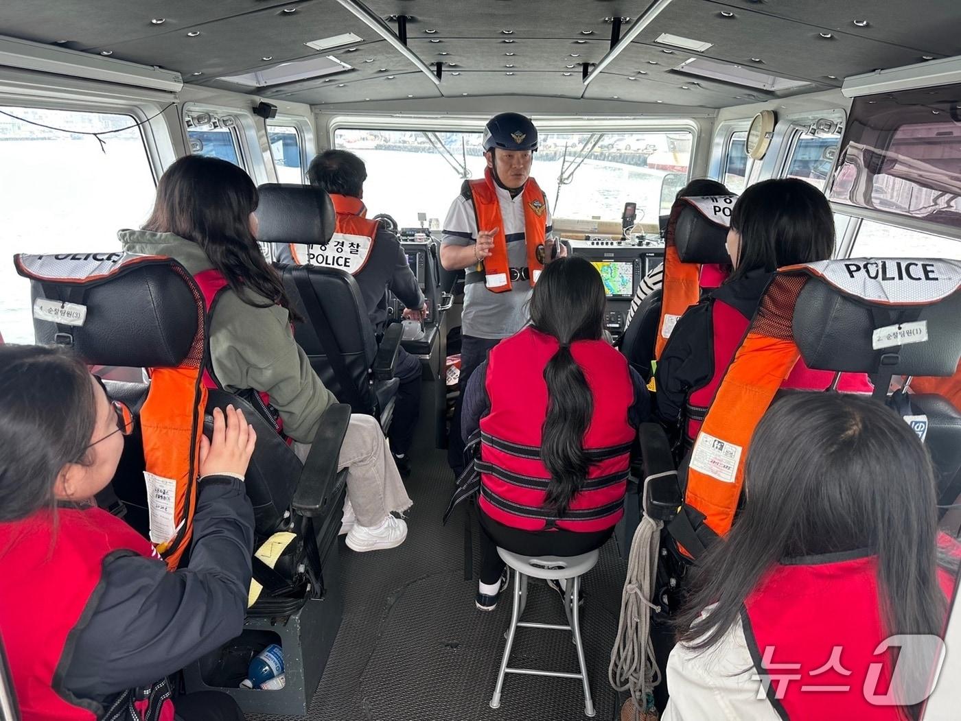 본문 이미지 - 속초해경 청년인턴 직무체험.(속초해경 제공, 재판매 및 DB 금지) 2025.6.10/뉴스1