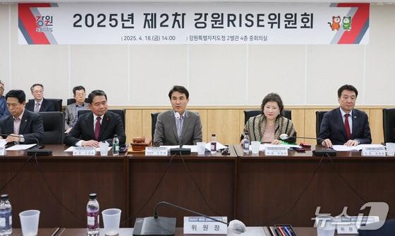 본문 이미지 - 지난 4월 열린 강원RISE위원회 회의.(강원특별자치도 제공. 재판매 및 DB금지)/뉴스1