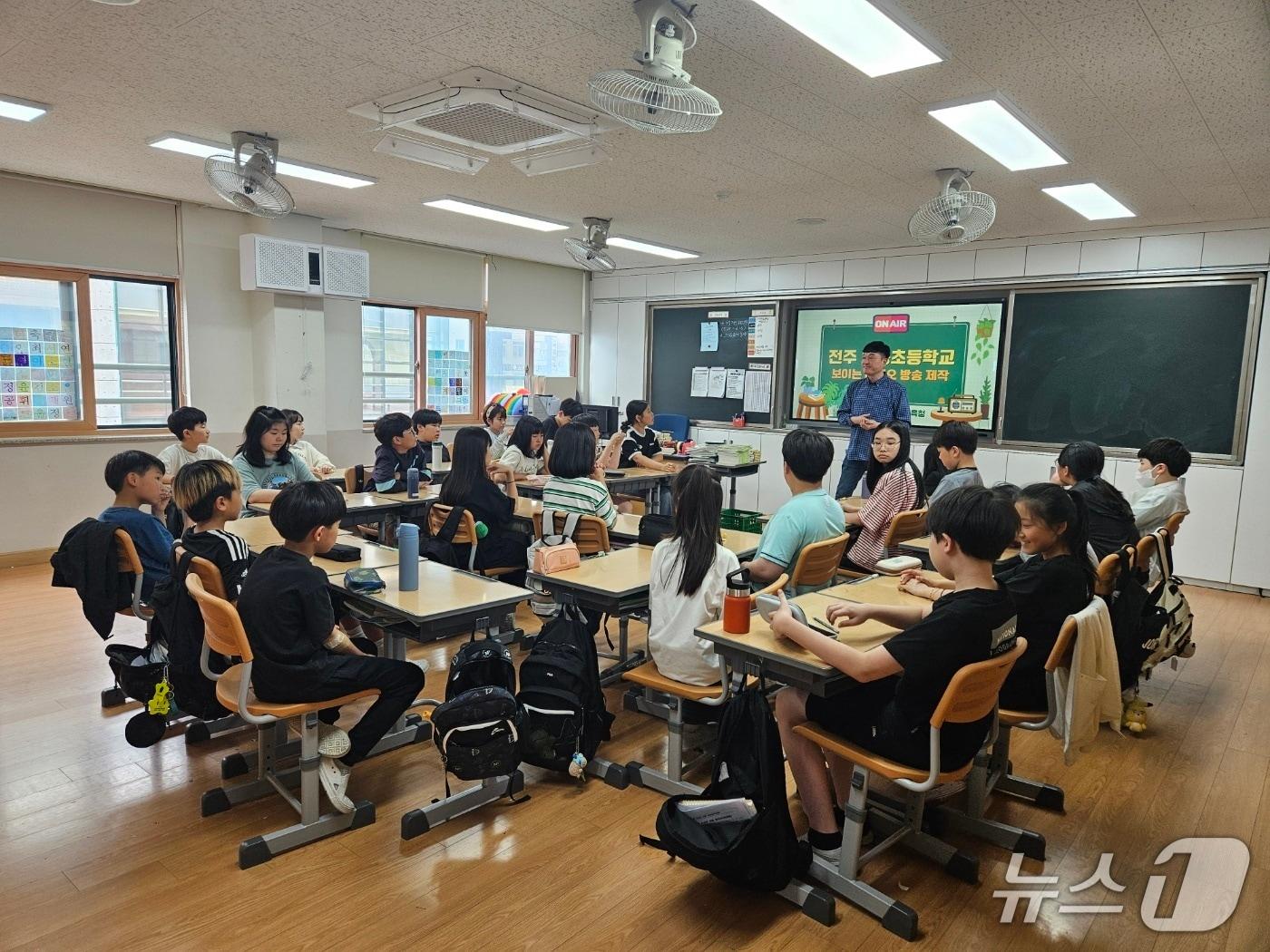 본문 이미지 - 전주 오송초에서 미디어 문해력 수업이 진행되는 모습.(전북교육청 제공. 재판매 및 DB금지)