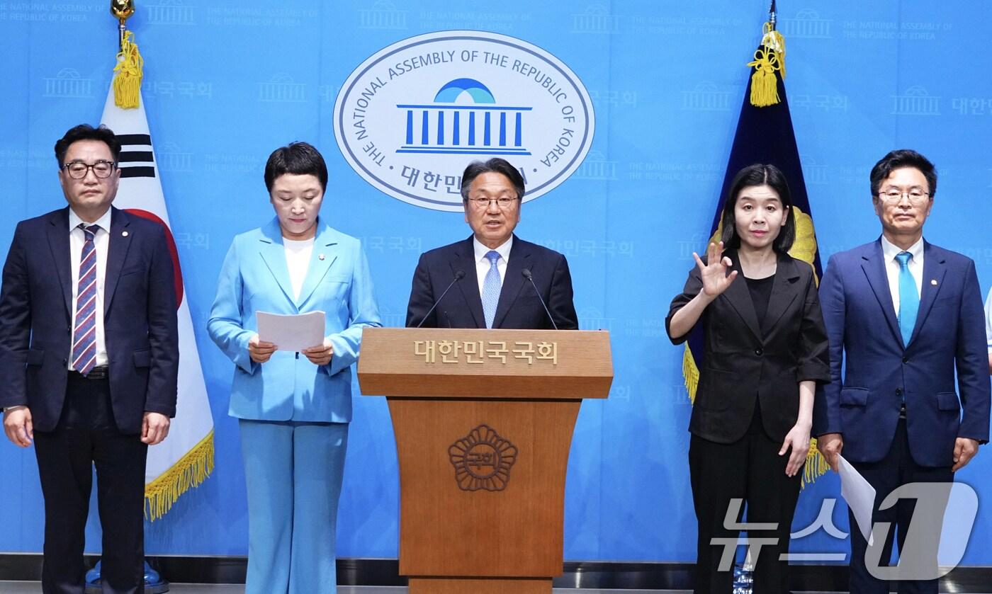 강기정 광주시장이 10일 서울 여의도 국회 소통관에서 정진욱·전진숙 국회의원 등과 기자회견을 열고 공공배달앱 활성화를 위한 지자체 국비 지원 등을 촉구하고 있다.(광주시 제공. 재판매 및 DB 금지) 2025.6.10/뉴스1 