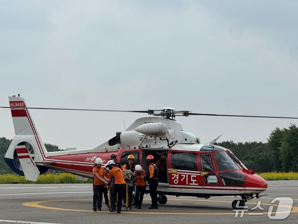 본문 이미지 - 경기도소방재난본부 특수대응단이 10일 오전 관내 소방서 구급대원 25명을 대상으로 소방헬기를 활용한 중증응급환자 이송교육 및 훈련을 실시하고 있다. (경기도소방재난본부 제공. 재판매 및 DB 금지) 2025.6.10/뉴스1