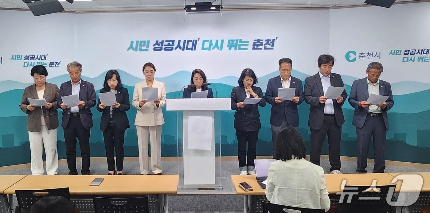 더불어민주당 소속 춘천시의원들이 10일 춘천시청 브리핑룸에서  기자회견을 갖고 강원도의 부당외압에 대해 항의하고 있다.&#40;민주당 춘천시의원 제공, 재판매 및 DB금지&#41;