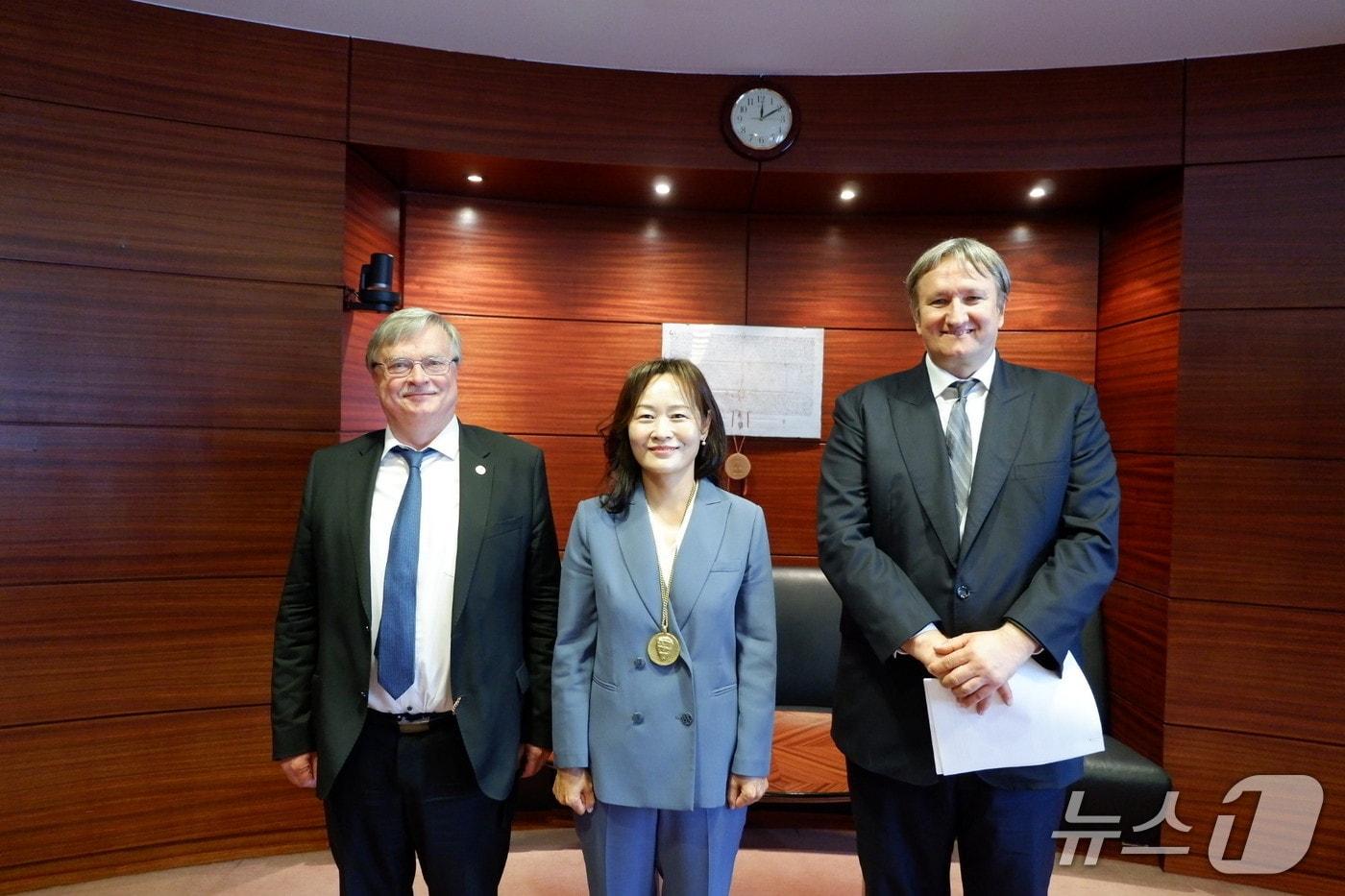정정미 헌법재판관(가운데)은 지난 5~6일 헝가리 부다페스트에서 열린 기후보호 국제 콘퍼런스에 참석했다. 왼쪽은 아틸라 호르바트 헝가리 헌법재판소장 권한대행, 오른쪽은 마르첼 사보 헝가리 헌법재판관의 모습. 2025.6.10./ⓒ 뉴스1(헌법재판소 제공)