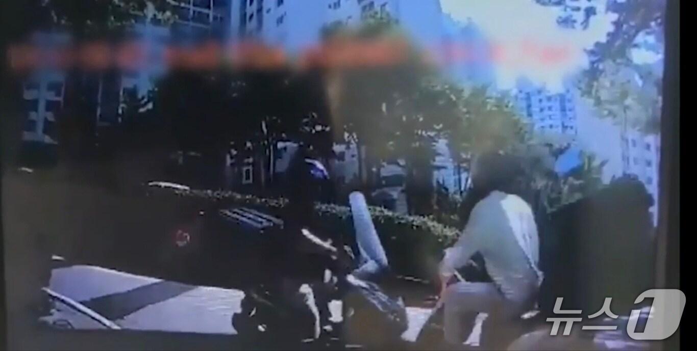본문 이미지 - 피의자들이 고의로 오토바이를 충돌하는 모습.&#40;경기북부경찰청 제공. 재판매 및 DB 금지&#41;/뉴스1