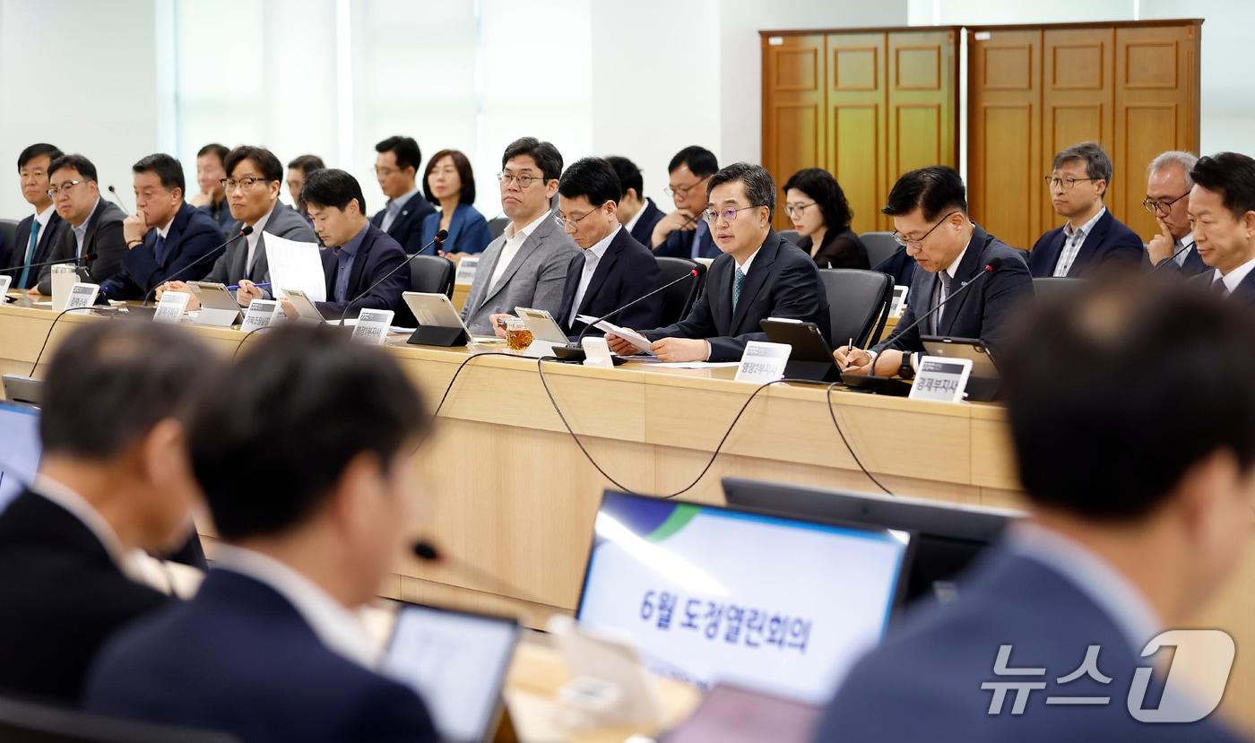 10일 오전 경기도청 율곡홀에서 김동연 경기도지사, 김성중 행정1부지사, 김대순 행정2부지사, 고영인 경제부지사 및 경기도 실 ,국장 등이 참석한 가운데 6월 도정열린 회의가 열리고 있다.(경기도 제공, 재판매 및 DB 금지)