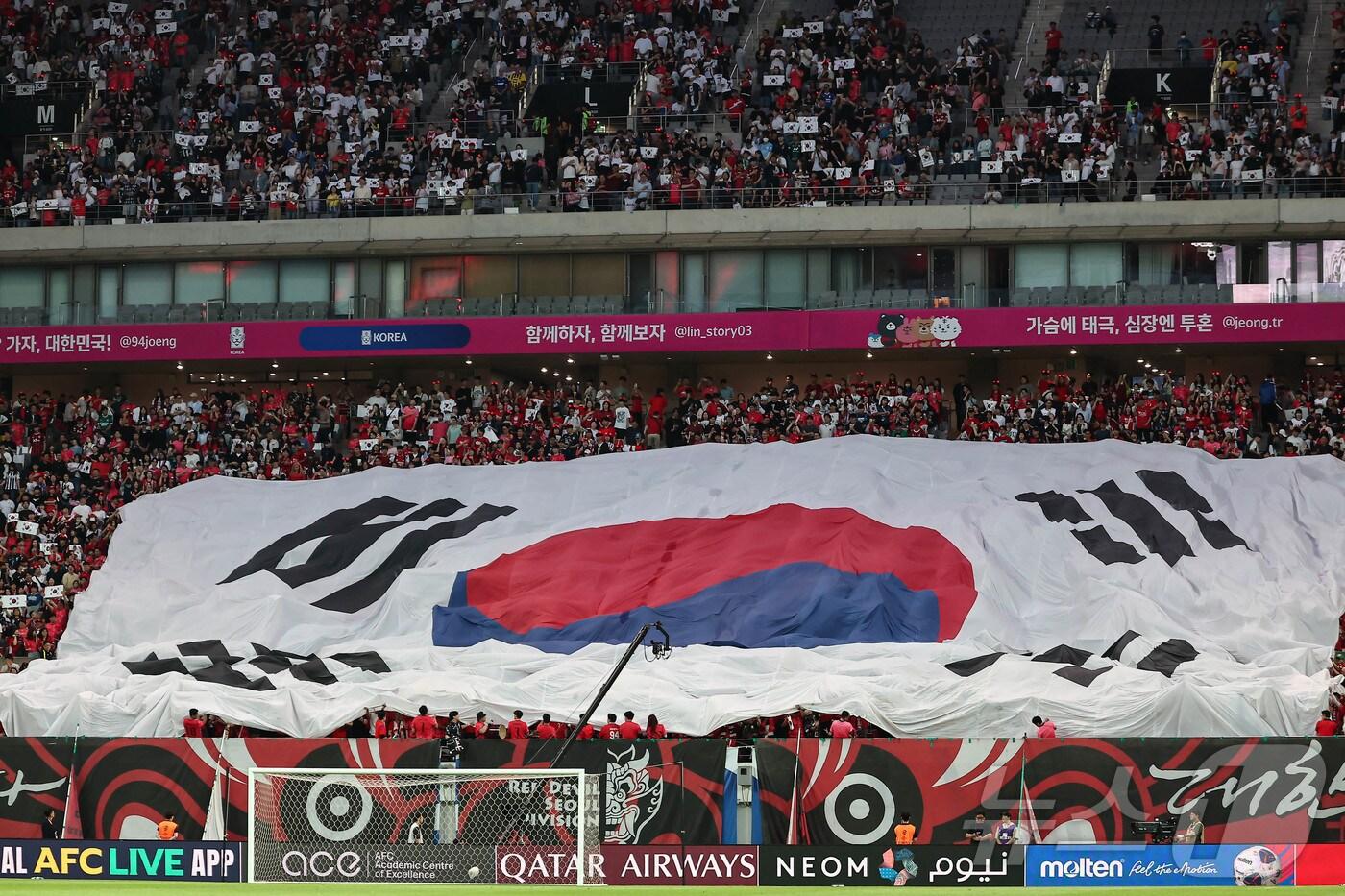10일 오후 서울 마포구 상암동 서울월드컵경기장에서 열린 2026 국제축구연맹&#40;FIFA&#41; 북중미 월드컵 아시아 3차 예선 B조 10차전 대한민국과 쿠웨이트의 경기, 애국가가 울리자 관중석에 대형 태극기라 올라가고 있다. 2025.6.10/뉴스1 ⓒ News1 김도우 기자