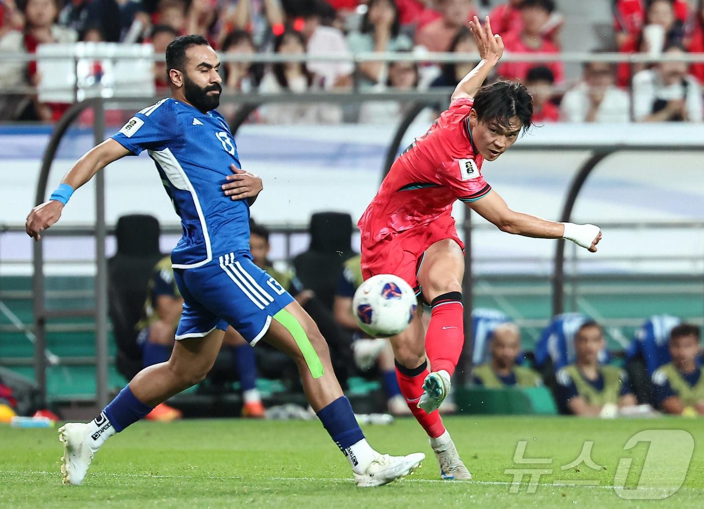 본문 이미지 - 10일 오후 서울 마포구 상암동 서울월드컵경기장에서 열린 2026 국제축구연맹(FIFA) 북중미 월드컵 아시아 3차 예선 B조 10차전 대한민국과 쿠웨이트의 경기, 대한민국 오현규가 슛을 시도하고 있다. 2025.6.10/뉴스1 ⓒ News1 김도우 기자