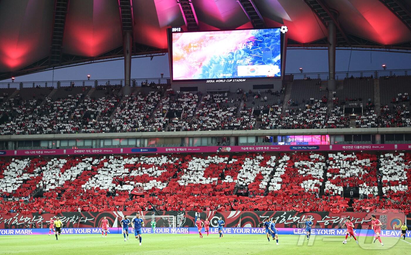 10일 오후 서울 마포구 상암동 서울월드컵경기장에서 열린 2026 국제축구연맹(FIFA) 북중미 월드컵 아시아 3차 예선 B조 10차전 대한민국과 쿠웨이트의 경기, 관중들이 11회 연속 월드컵 본선 진출을 자축하는 카드섹션을 하고 있다. 2025.6.10/뉴스1 ⓒ News1 김도우 기자