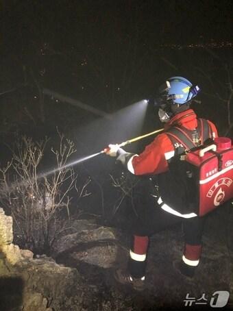 본문 이미지 - 야간 산불진화.&#40;산림청 제공. 재판매 및 DB금지/뉴스1