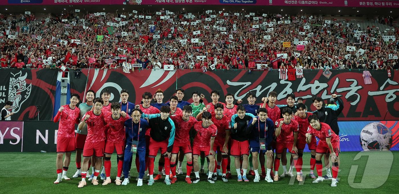 대한민국 축구 국가대표팀 선수들이 10일 서울월드컵경기장에서 쿠웨이트와의 2026 북중미 월드컵 아시아 3차 예선 최종전에서 승리한 뒤 열린 11회 연속 월드컵 본선 진출 축하 행사에서 팬들과 함께 기념 촬영을 하고 있다.2025.6.10/뉴스1 ⓒ News1 김진환 기자