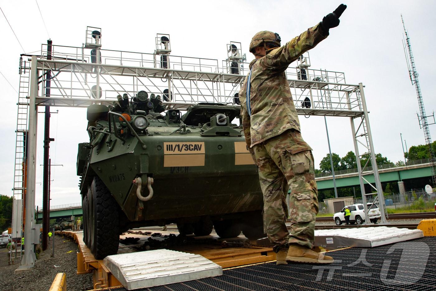 미 육군 스트라이커 장갑차가 오는 14일(현지시간) 미국 워싱턴DC에서 열리는 제 250회 미 육군 창설 기념일 퍼레이드에 참가하기 위해 지난 8일 워싱턴DC 동북부 지역의 베닝 레일 야드에서 하역되고 있다. 2025.06.08 ⓒ 로이터=뉴스1 ⓒ News1 류정민 특파원