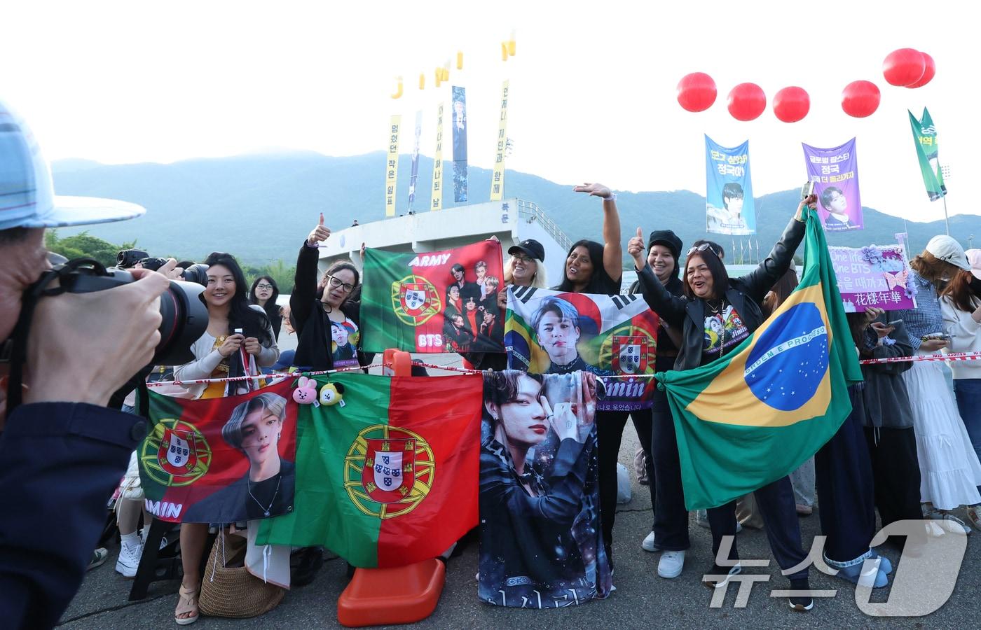 방탄소년단&#40;BTS&#41;의 지민과 정국이 제대하는 11일 오전 경기도 연천군 연천공설운동장에 아미&#40;방탄소년단 팬덤명&#41;들이 현수막을 들고 두 사람을 응원하고 있다. 2025.6.11/뉴스1 ⓒ News1 권현진 기자