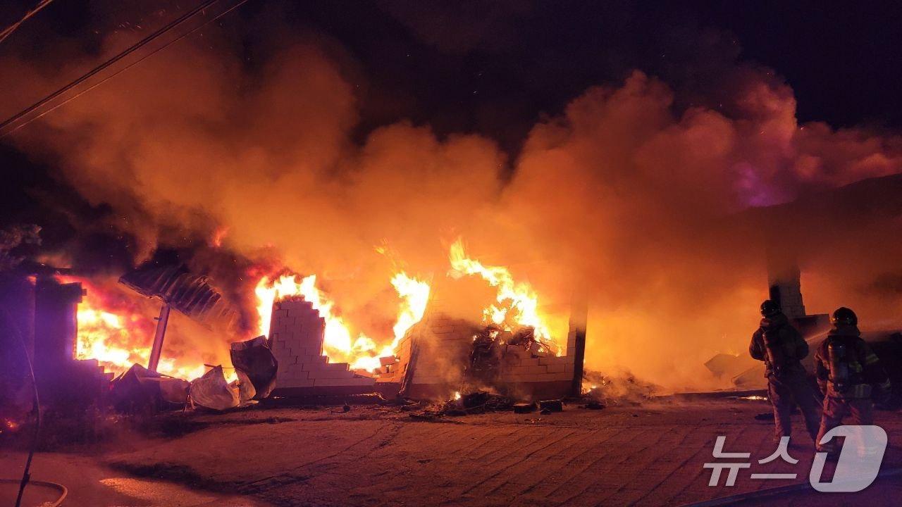 본문 이미지 - 11일 오전 경기 하남시 소재 가전제품 보관창고에서 불이 난 모습. &#40;경기도소방재난본부 제공. 재판매 및 DB금지&#41; 2025.6.11/뉴스1