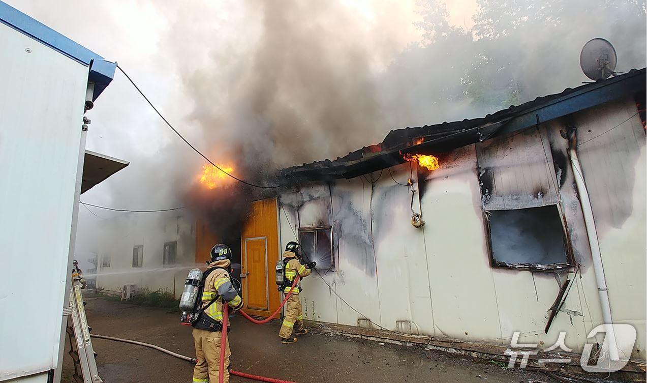 본문 이미지 - 10일 오후 4시 38분쯤 김천시 감문면 보광리 한 건설자재 공장기숙사에서 불이나 3명이 대피하고 출동대가 화재를 진압하고 있다.(경북소방본부 제공. 재판매 및 DB금지)2025.6.11/뉴스1