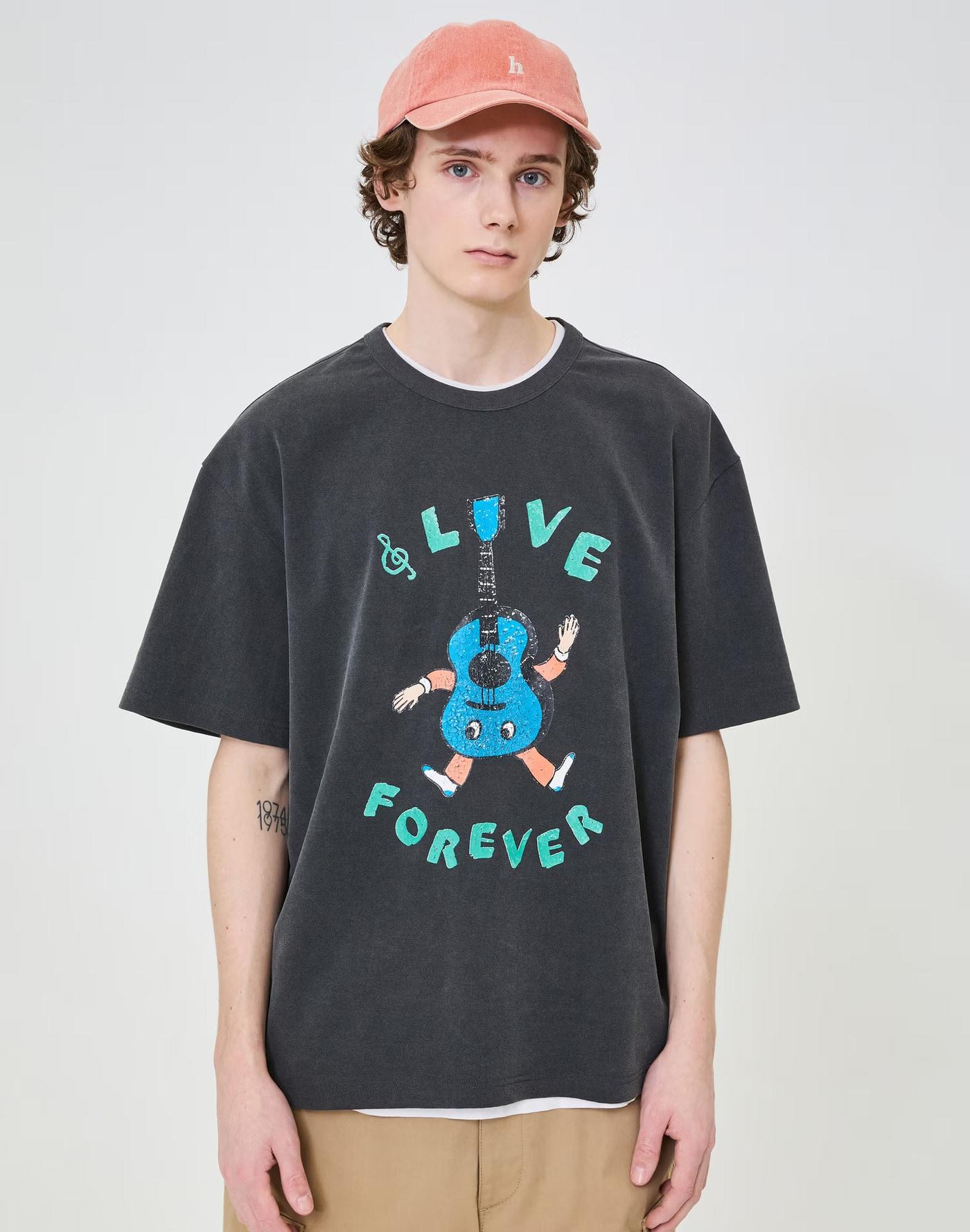 본문 이미지 - LF가  여름 시즌을 맞아 감성과 개성을 담은 반팔 아이템을 다양하게 선보이며 2030세대 소비자 공략에 나선다.(헤지스제공)