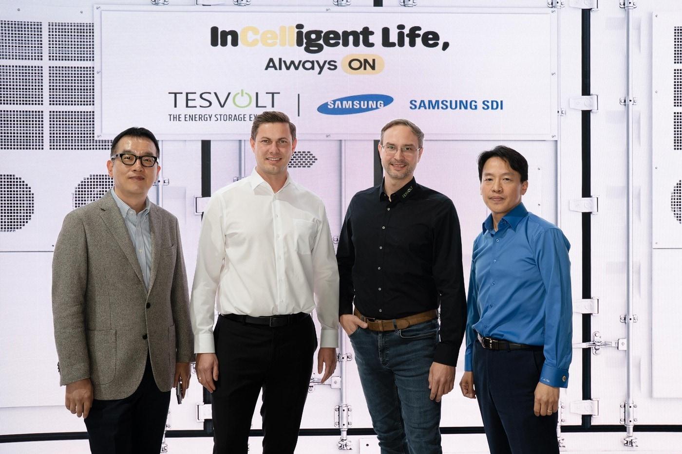 삼성SDI와 테스볼트 관계자가 '인터배터리 유럽 2025' 삼성SDI 전시장에서 기념 사진을 찍고있다. (왼쪽부터 김현욱 삼성SDI ESS영업그룹장 상무, 지몬 샨더르트 테스볼트 CTO, 다니엘 한네만 테스볼트 CEO, 이종석 삼성SDI 유럽법인 상무)(삼성SDI 제공)