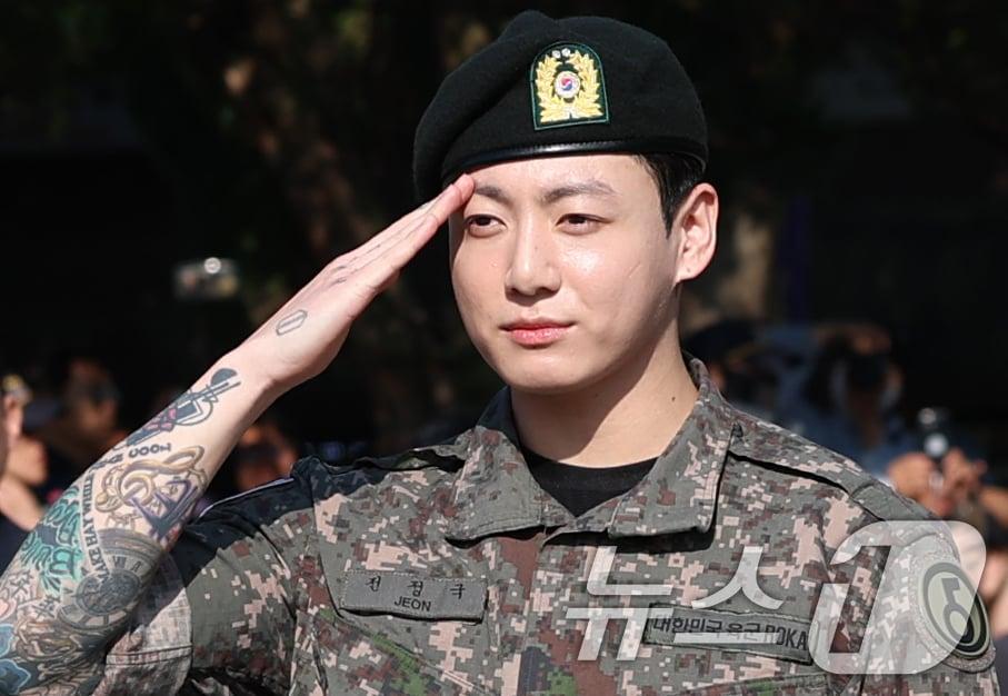 본문 이미지 - 방탄소년단&#40;BTS&#41;의 정국이 11일 오전 경기도 연천군 연천공설운동장에서 군복무를 마친 뒤 전역 인사를 하고 있다. 2025.6.11/뉴스1 ⓒ News1 권현진 기자