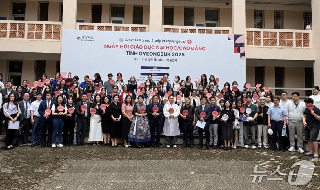 본문 이미지 - 경북도는 11일 베트남 하노이국립외국어대학교에서 ‘경북학당’ 개소식과 함께 외국인 유학생 유치설명회를 성황리에 개최했다.