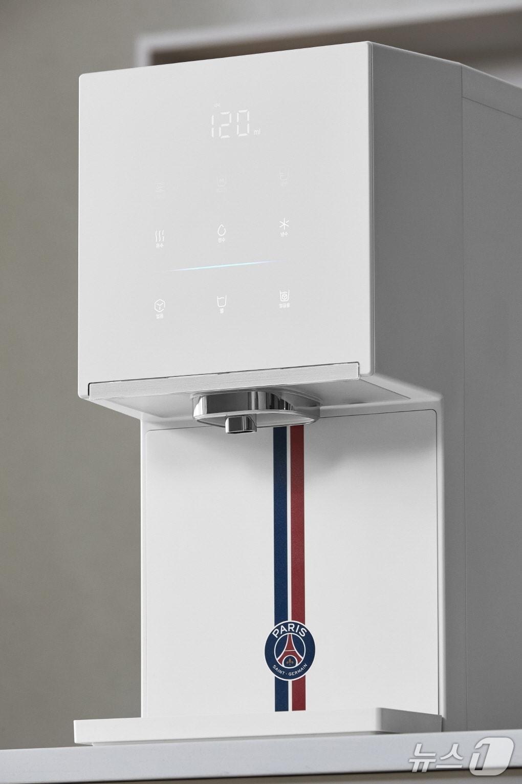 본문 이미지 - SK매직과 PSG가 협업해 출시한 'SK매직 X PSG 원코크 플러스 얼음물 정수기'.(SK매직 제공)