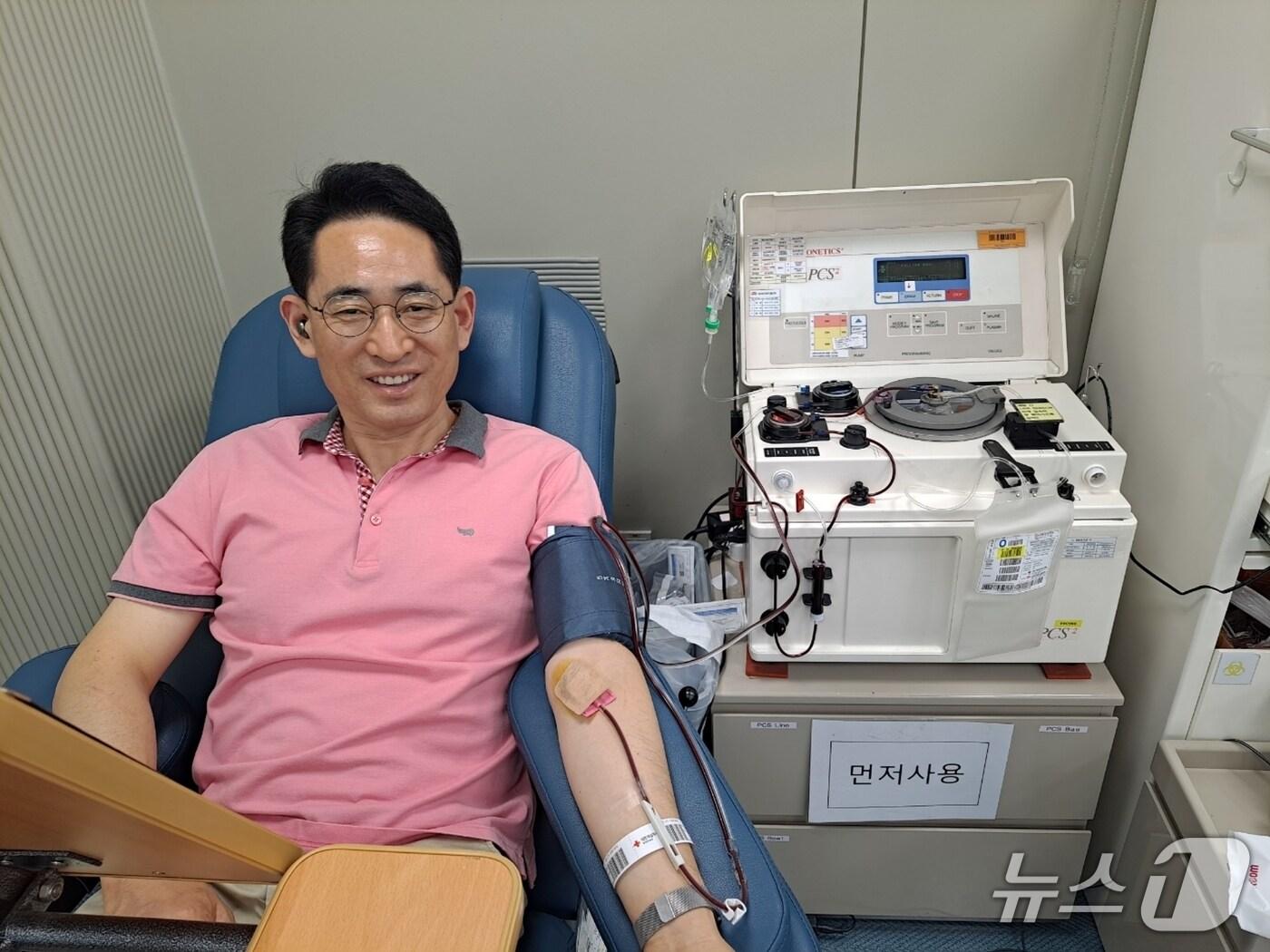 본문 이미지 - 28년간 109회의 헌혈로 생명 나눔을 실천해온 괴산군청 우익원 과장이 헌혈을 하고 있다.(괴산군 제공, 재판매 및 DB금지)/뉴스1