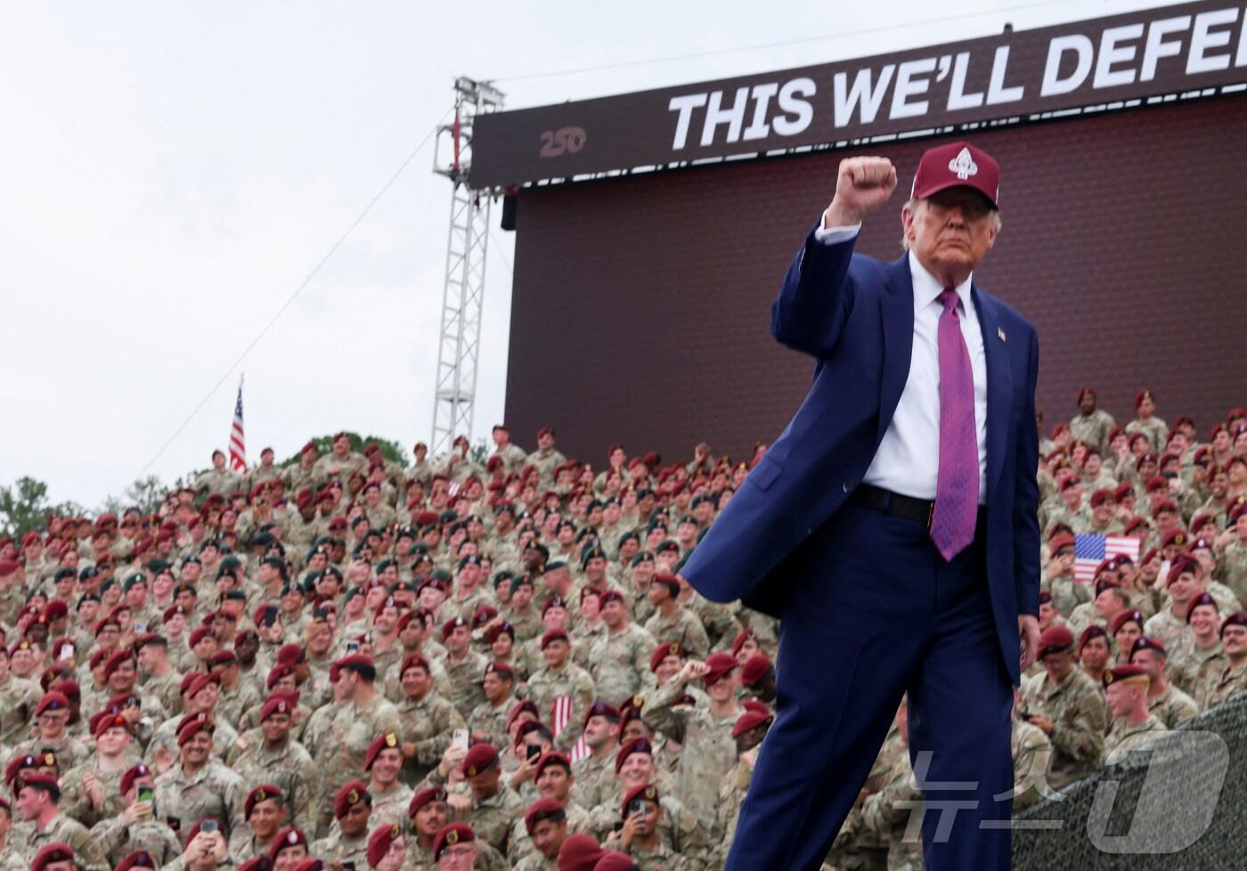 도널드 트럼프 미국 대통령이 10일(현지시간) 노스캐롤라이나주의 육군 기지인 포트 브래그를 방문했다. 2025.6.10. ⓒ 로이터=뉴스1