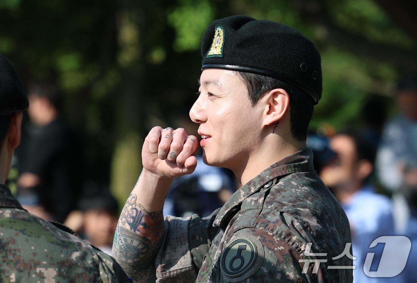 방탄소년단(BTS)의 정국이 11일 오전 경기도 연천군 연천공설운동장에서 전역 인사를 하고 있다. 2025.6.11/뉴스1 ⓒ News1 권현진 기자