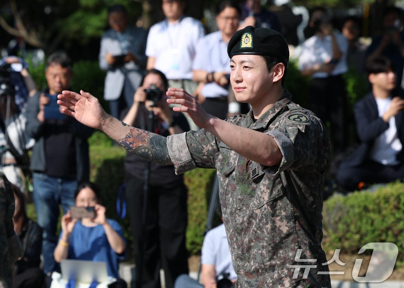 방탄소년단(BTS)의 정국이 6월 11일 오전 경기도 연천군 연천공설운동장에서 전역 인사를 하고 있다. 2025.6.11/뉴스1 ⓒ News1 권현진 기자