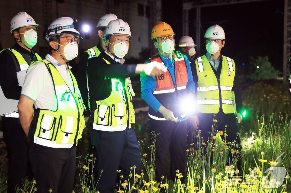 본문 이미지 - 철도시설 안전관리 실태 점검을 하고 있는 이성해 국가철도공단 이사장(맨 앞 왼쪽 두 번째)(국가철도공단 제공.재판매 및 DB금지)/뉴스1