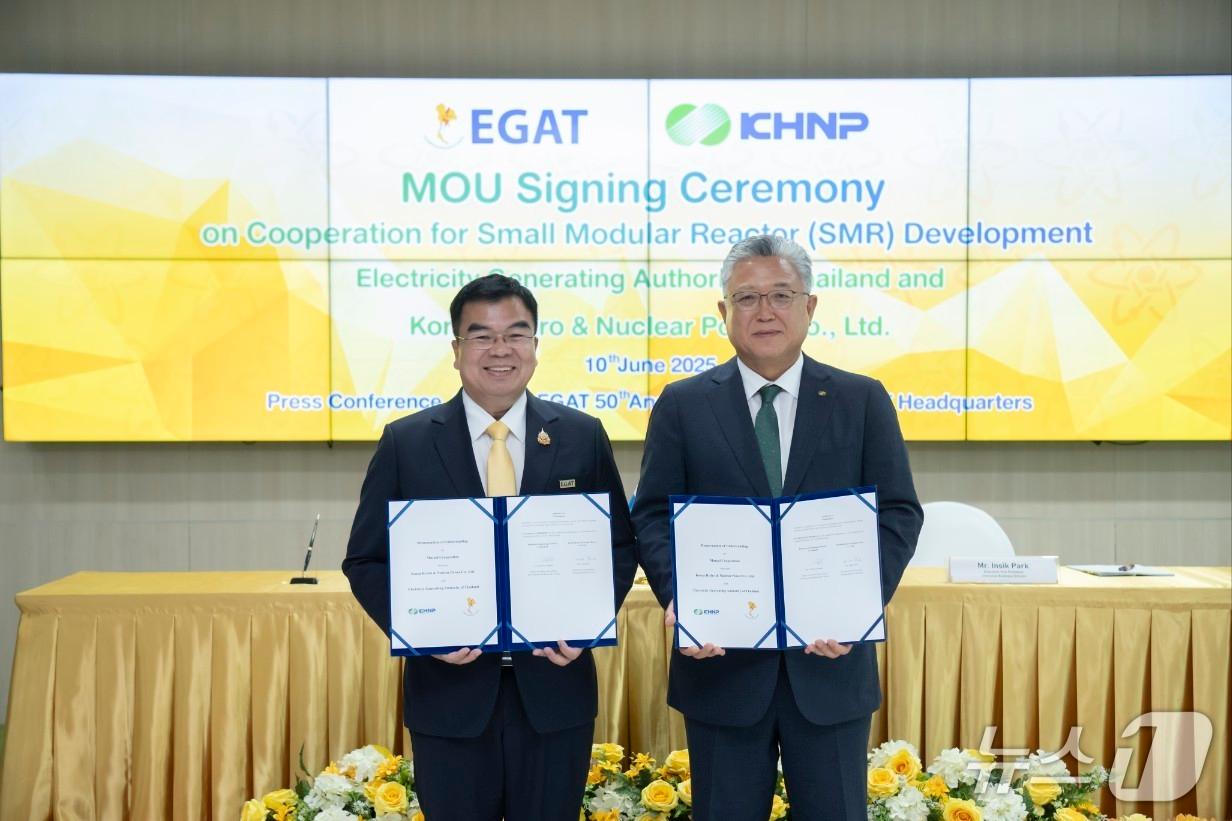 본문 이미지 - 한수원은 10일(현지시간) 태국 전력청과 SMR 분야 상호 협력을 위한 양해각서를 체결했다. 사진 오른쪽부터 박인식 한수원 수출사업본부장, 티데이 이암사이(Thidade Eiamsai) EGAT 부총재. (한수원 제공) /2025.6.11/ ⓒ News1 